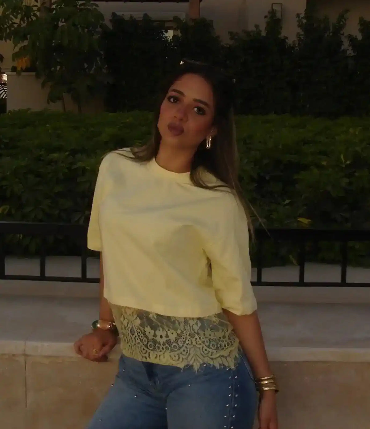 تي شيرت دانتيل كبير الحجم بقصة قصيرة
