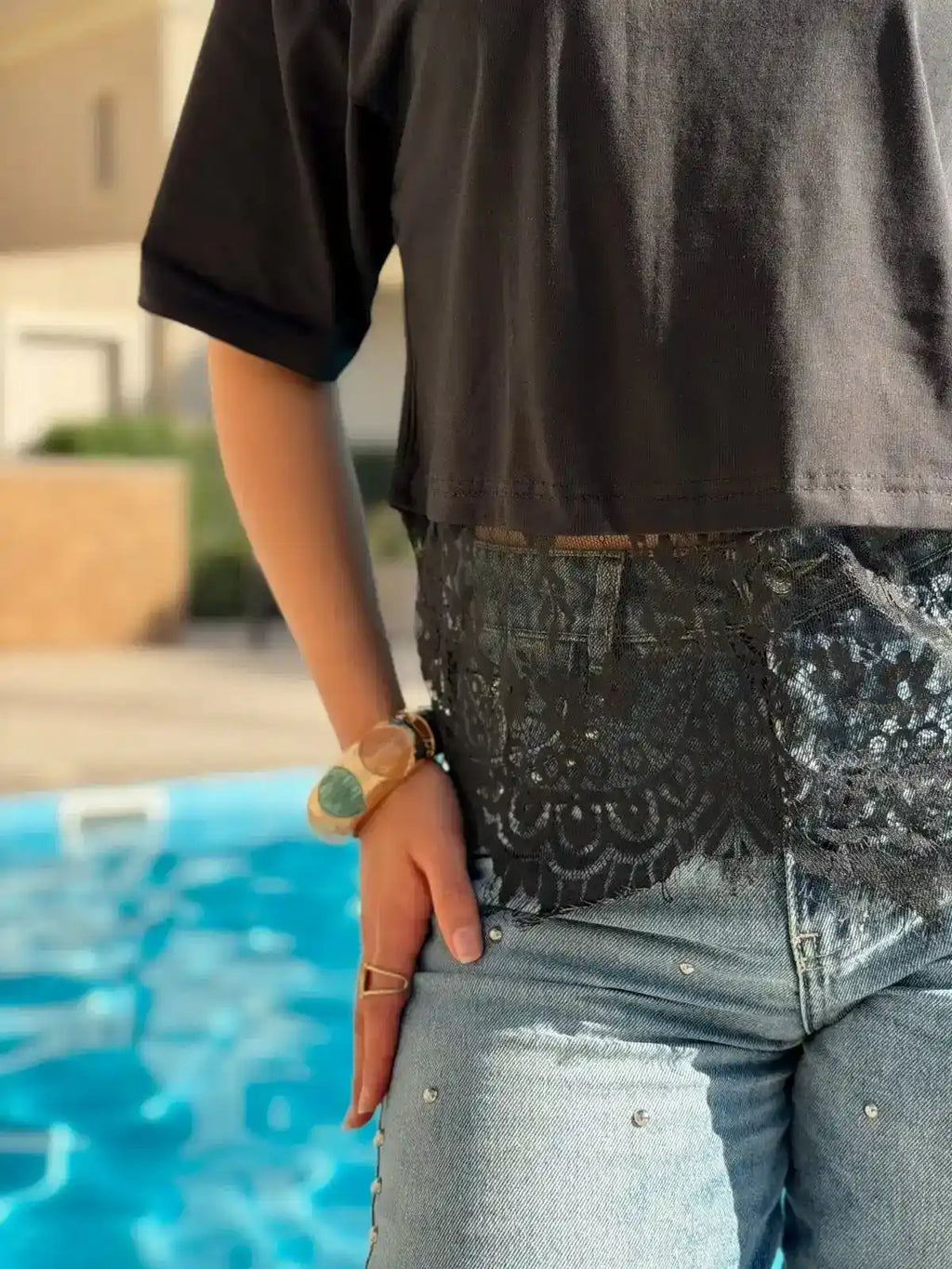تي شيرت دانتيل كبير الحجم بقصة قصيرة